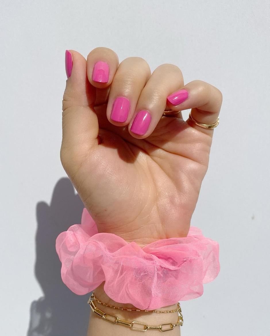 ružičasti nokti | Autor: Instagram @thehangedit