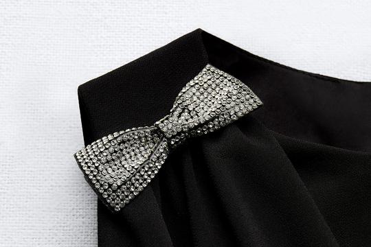 Foto: Zara, mini crna haljina s mašnicama
