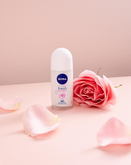 Trenutno osvježenje, prirodni sjaj i njegovana koža uz NIVEA Rose Touch proizvode s organskom ružinom vodicom