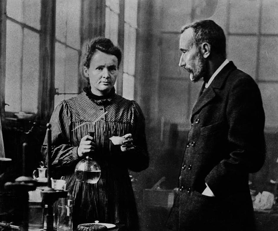 Maria Skłodowska i Pierre Curie | Autor: Profimedia / @salmahayek Instagram