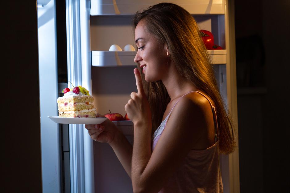 Uživanje u jelu kasno navečer | Autor: Shutterstock
