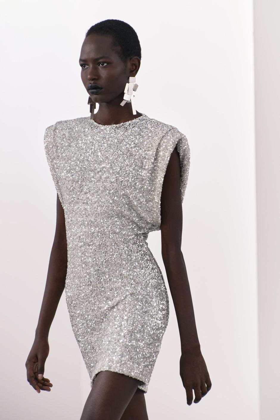 Foto: Zara, viralna haljina sa srebrnim šljokicama | Autor: Zara