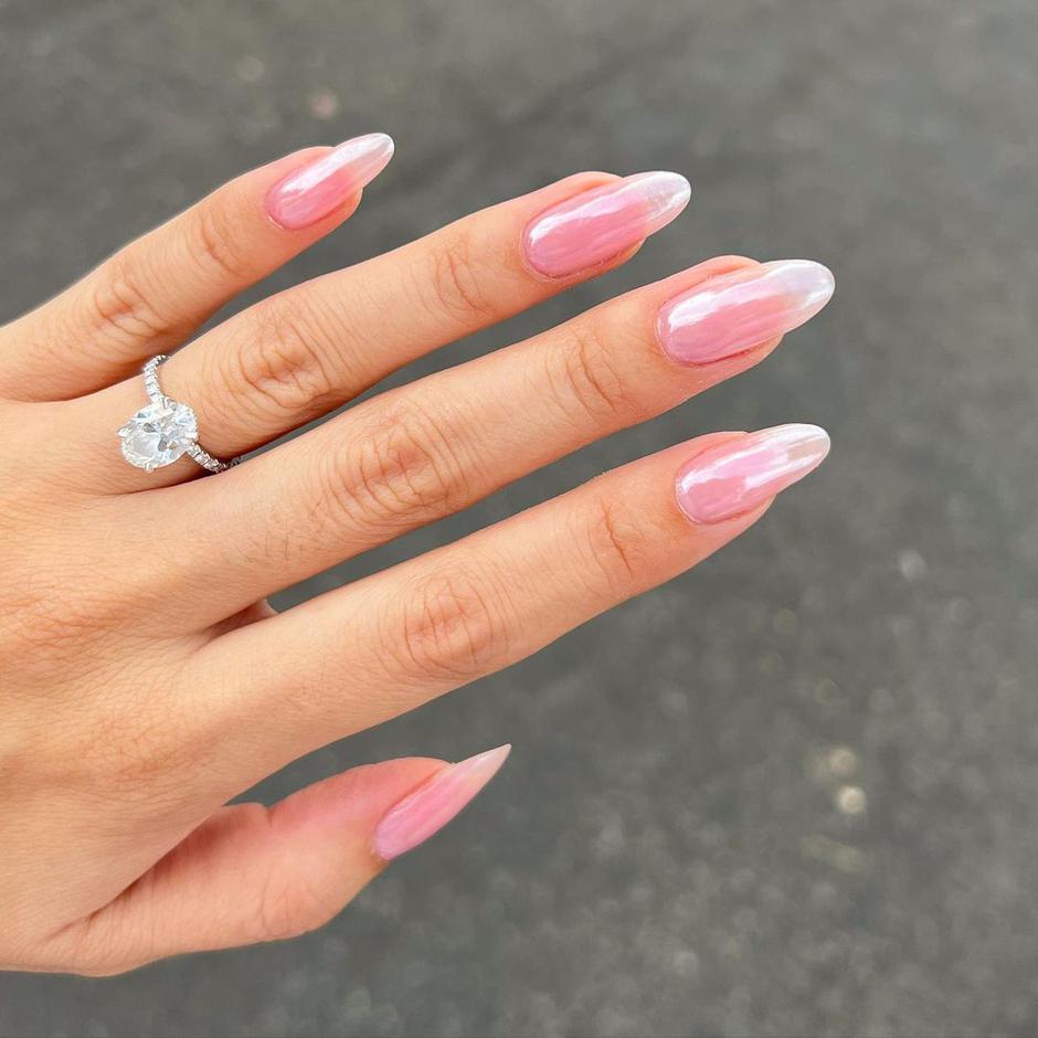 pink nokti | Autor: Instagram @nailsbyzola