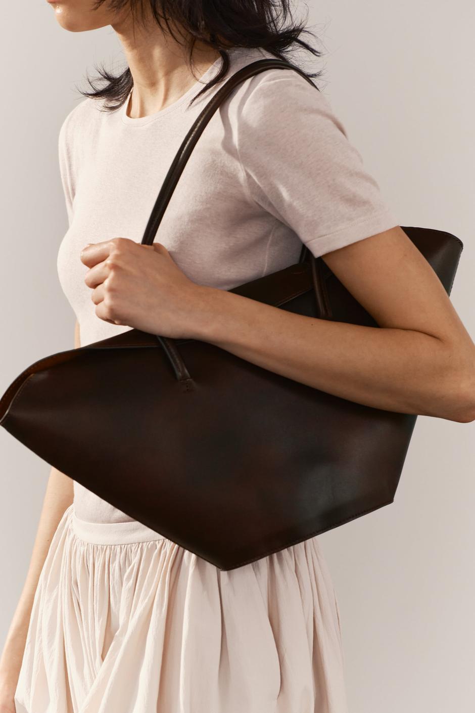 Foto: Zara, smeđa torba vintage izgleda sa srebrnim dodatkom | Autor: Zara