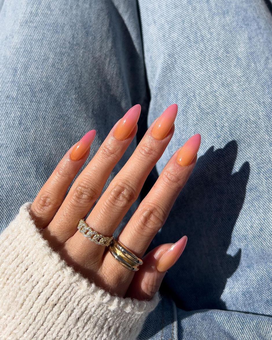 peach fuzz manikura | Autor: Instagram @vivianmariewong