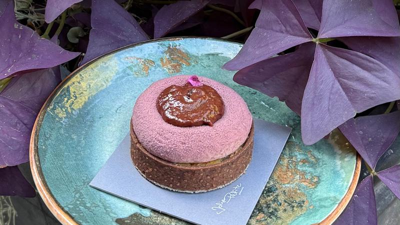 Ako voli&scaron; deserte sa &scaron;ljivama, ovu novu Jolie Petite Patisserie slasticu mora&scaron; ku&scaron;ati prvom prilikom
