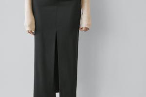 FOTO: Crna suknja komad je koji obožavaju minimalistice, a Massimo Dutti ima šaroliku ponudu