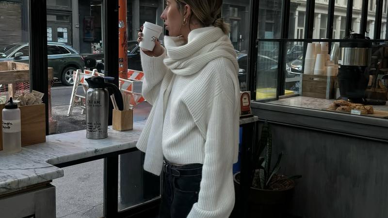Ovaj chic trend sve se više širi. Ne nosimo samo kapute sa šalom već i pulovere sa šalom. Evo najljepših