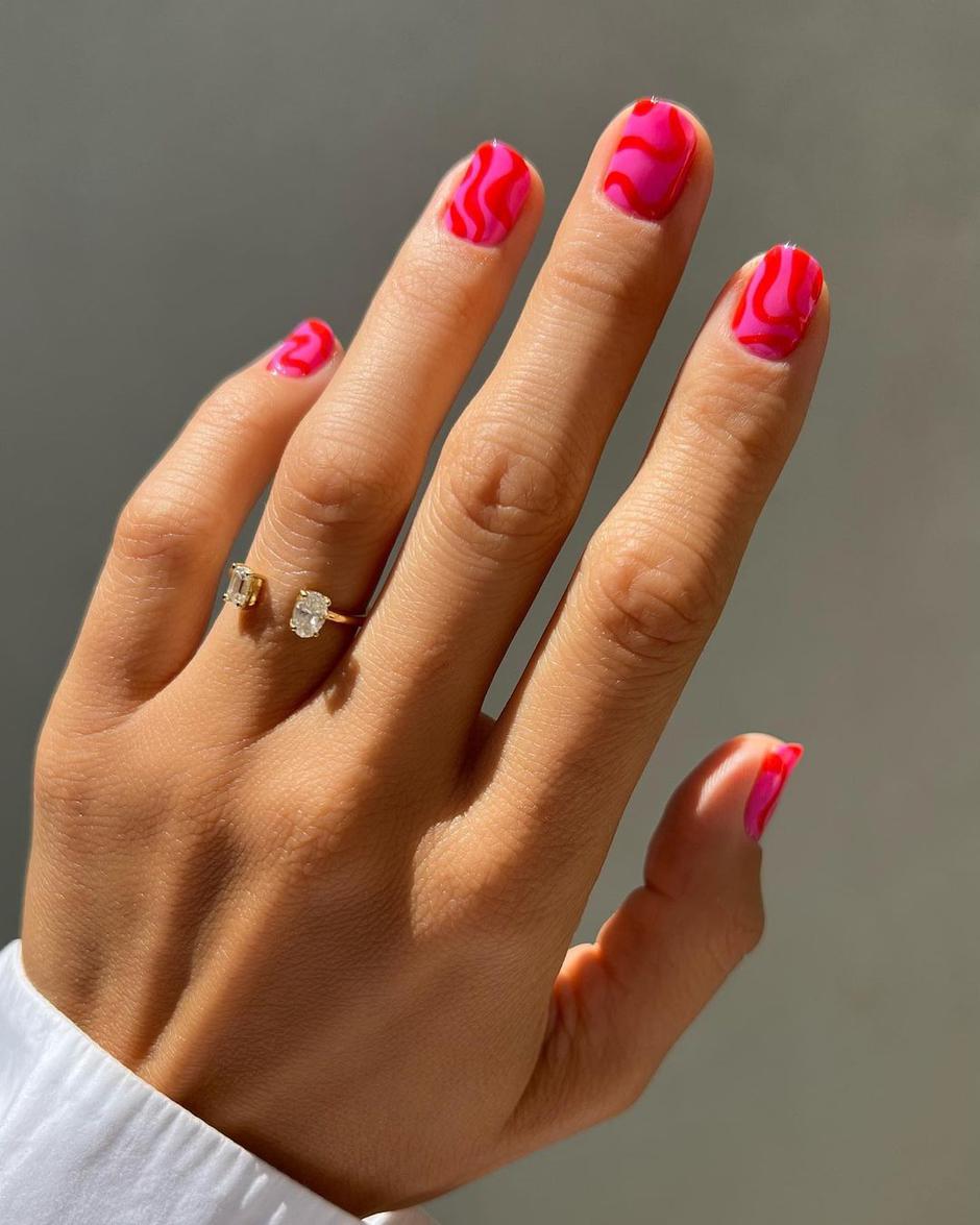 crveni i pink nokti | Autor: Instagram @betina_goldstein